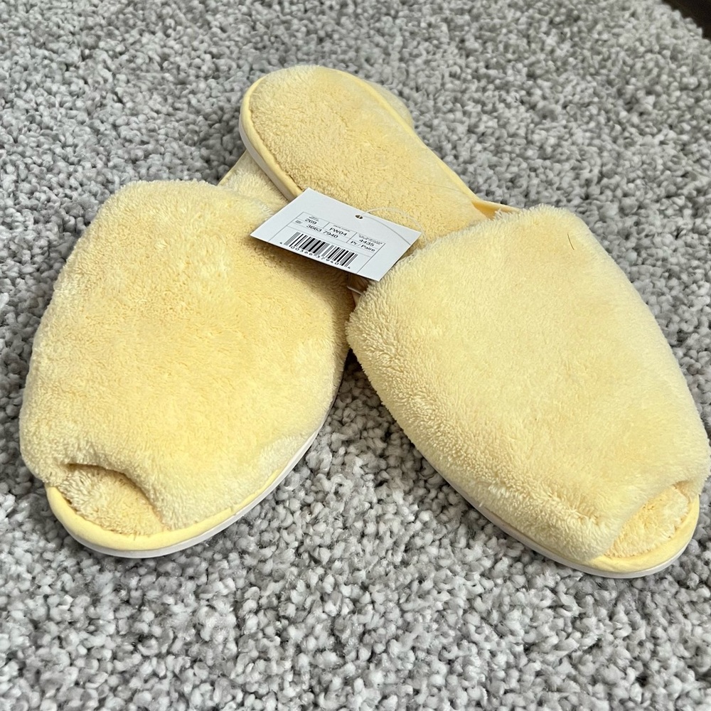 Woman’s Slip-on Slippers Yellow Soft Lightweight Size Large (9-10) NWT